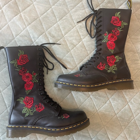 Dr. Martens 39 8 Vonda Black Red Rose 14 eye 1914 Combat Boots embroidered - Picture 1 of 7